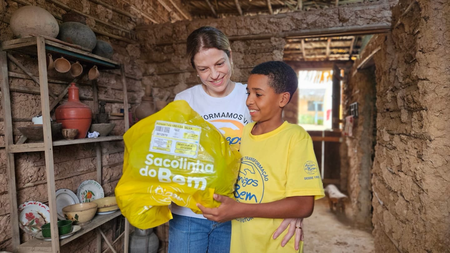 Crianças do sertão sorrindo ao receber a Sacolinha do Bem