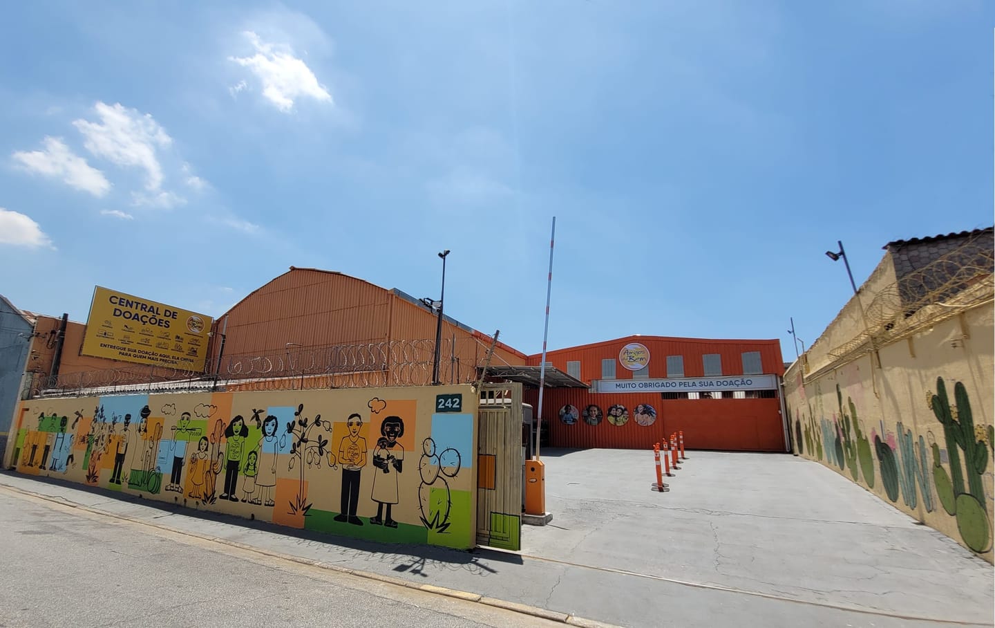 Abraço entre voluntária e moradora do sertão nordestino atendida pelos Amigos do Bem