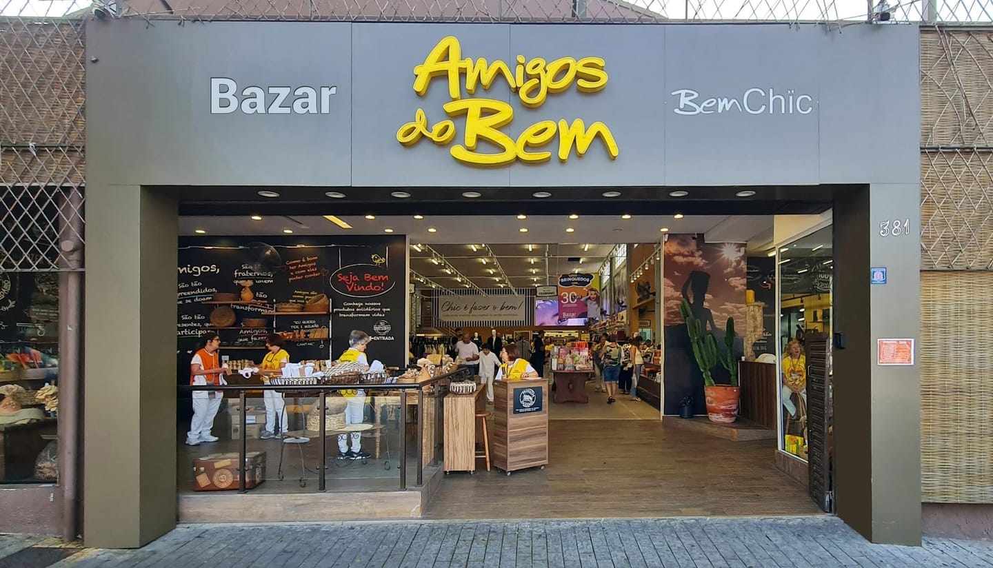 Vista interna do Bazar Amigos do Bem — espaço amplo e moderno