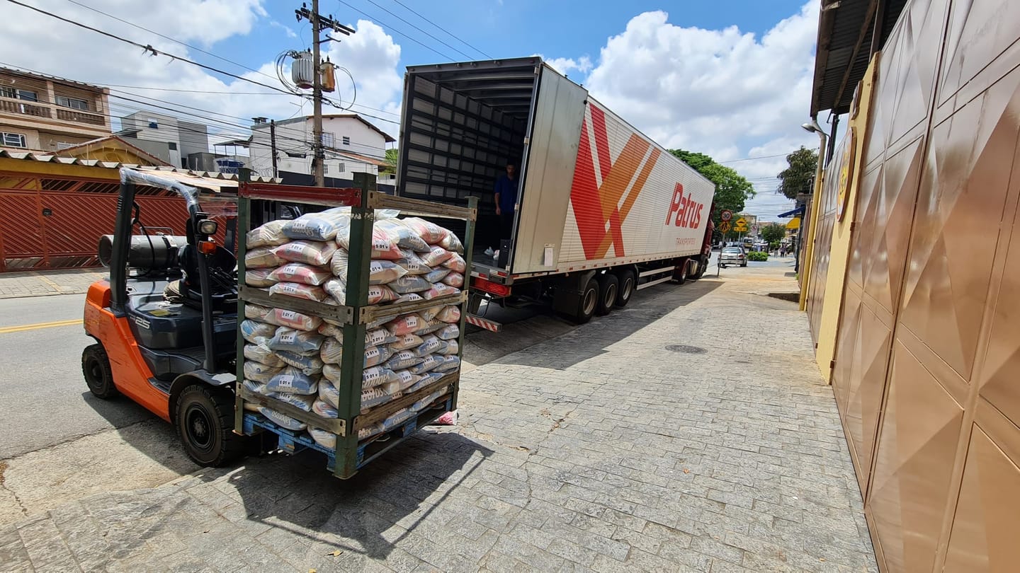 Voluntários viajando para levar as cestas ao sertão nordestino